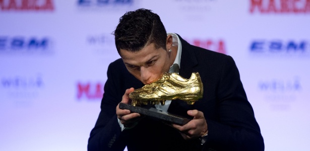 Cristiano Ronaldo beija sua terceira Chuteira de Ouro europeia - Gonzalo Arroyo Moreno / Stringer