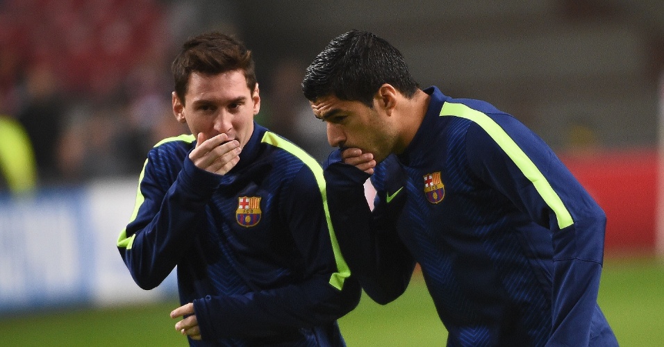 Messi conversa com Suárez antes do jogo do Barcelona pela Liga dos Campeões