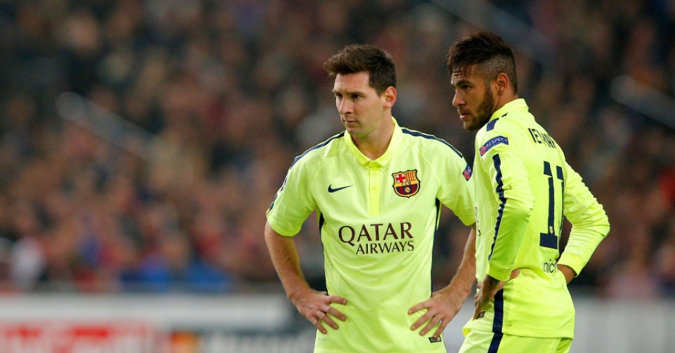 Messi e Neymar se preparam para cobrança de falta em jogo do Barcelona