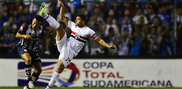 Denilson deixa o São Paulo rumo ao futebol dos Emirados Árabes Unidos - AFP PHOTO / RODRIGO BUENDIA