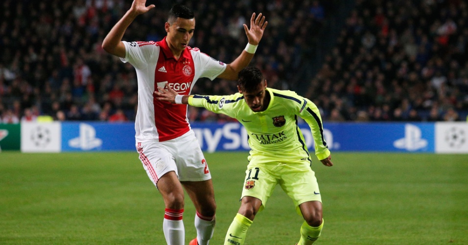 Neymar, do Barcelona, protege a bola de Anwar El Ghazi, do Ajax, em jogo da Liga dos Campeões