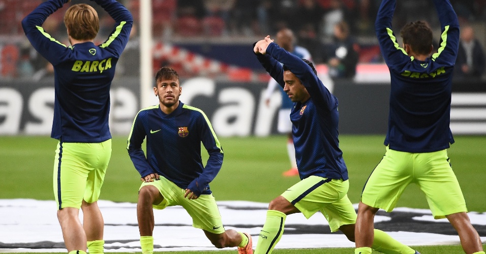 Neymar faz aquecimento antes do jogo do Barcelona pela Liga dos Campeões