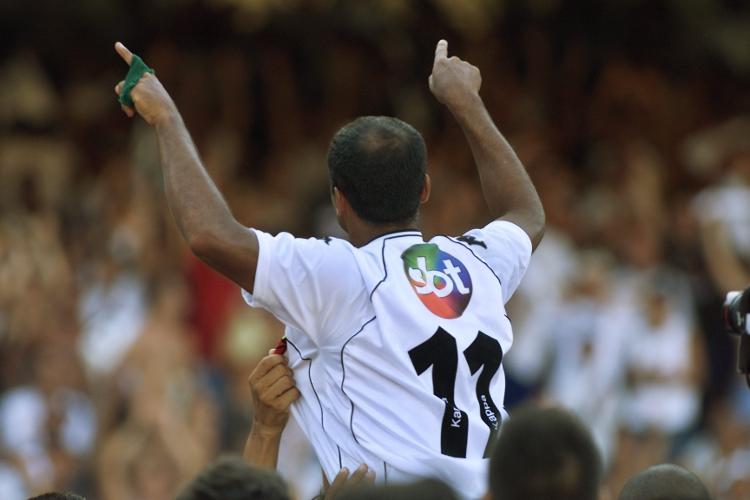 Romário comemora o título e exibe a camisa do Vasco com a logo do SBT