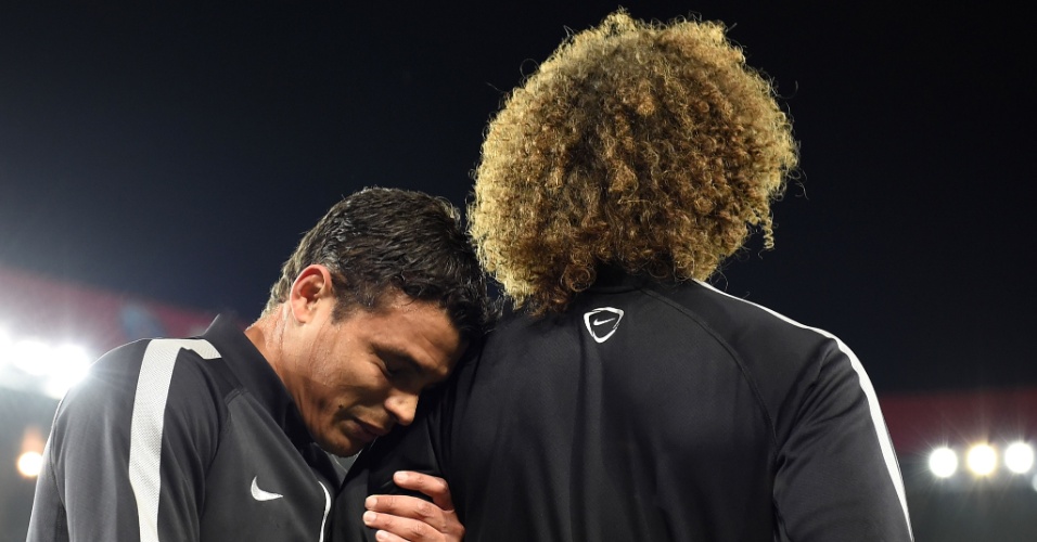 Thiago Silva abraça David Luiz antes do jogo do PSG pela Liga dos Campeões