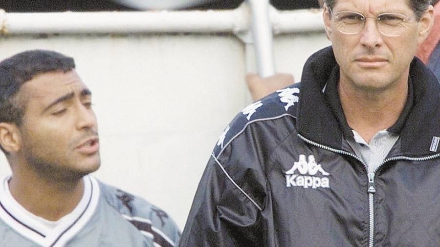 Romário conversa com o técnico Oswaldo de Oliveira no Vasco, em 2000 - Julio César Guimarães / Lancepress