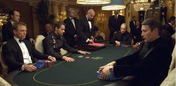 Daniel Craig anda de moto em cena de Em "007 - Cassino Royale" - Divulgação