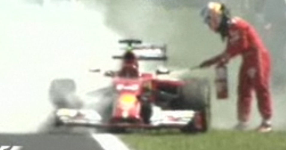 Alonso apaga o fogo da sua Ferrari com o extintor