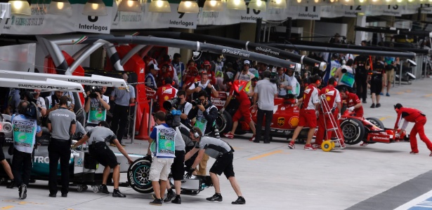 Mecânicos trabalham nos boxes de Interlagos para o GP do Brasil - REUTERS/Paulo Whitaker