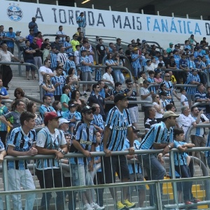 08 nov 2014 - Torcida do Grêmio na arquibancada acompanhando treinamento - undefined