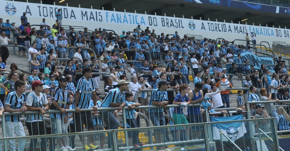 08 nov 2014 - Torcida do Grêmio na arquibancada acompanhando treinamento