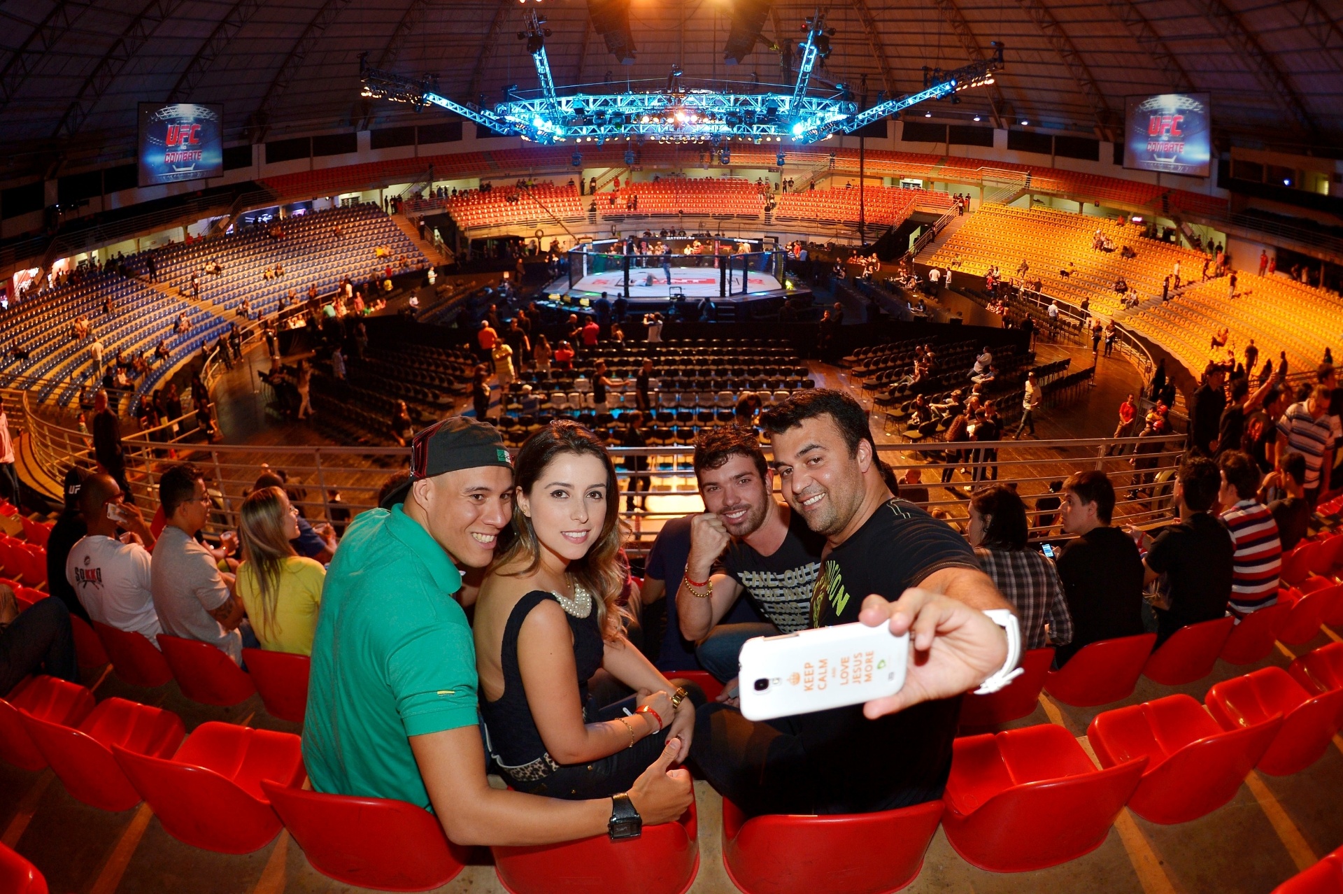 08.nov.2014 - Torcedores fazem selfies antes do início do card preliminar do UFC Uberlândia. - Alexandre Loureiro / Inovafoto