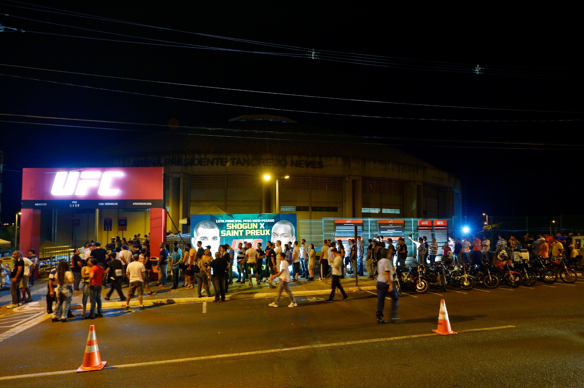 08.nov.2014 - UFC Uberlândia tem bom público e bastante movimentação nas imediações do ginásio - Alexandre Loureiro / Inovafoto