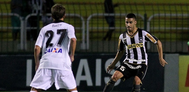 Gabriel, do Botafogo, é marcado por Bady, do Atlético-PR, durante partida do Brasileiro - Vitor Silva / SSPress.