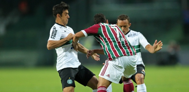 Robinho (e) e Carlinhos, do Coritiba, tentam desarmar Jean, do Fluminense - Heuler Andrey/Getty Images