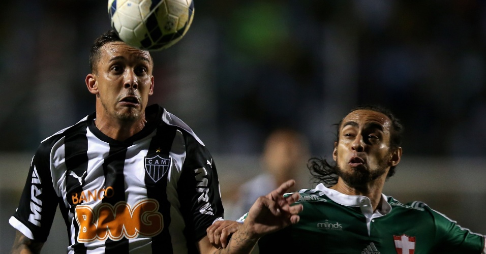 Valdívia (d), do Palmeiras, disputa a bola com Pedro Botelho, do Atlético-MG, no Pacaembu