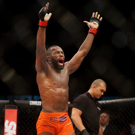 08.nov.2014 - Leandro "Buscapé" Silva comemorou a quarta vitória seguida no UFC e agradeceu por ter sido mantido no circuito. 08.nov.2014 - Leandro "Buscapé" Silva comemorou a quarta vitória seguida no UFC e agradeceu por ter sido mantido no circuito.