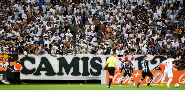 Torcida do Corinthians enche o Itaquerão durante o clássico com o Santos - Alexandre Schneider/Getty Images