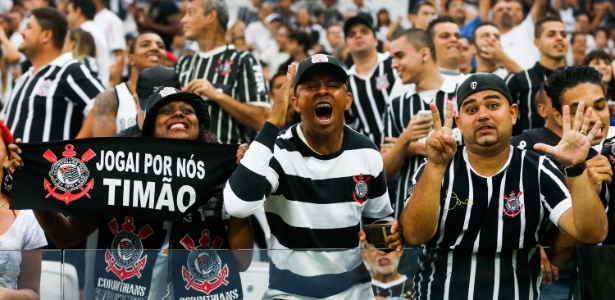Torcida do Corinthians faz festa antes do clássico com o Santos no Itaquerão - Alexandre Schneider/Getty Images