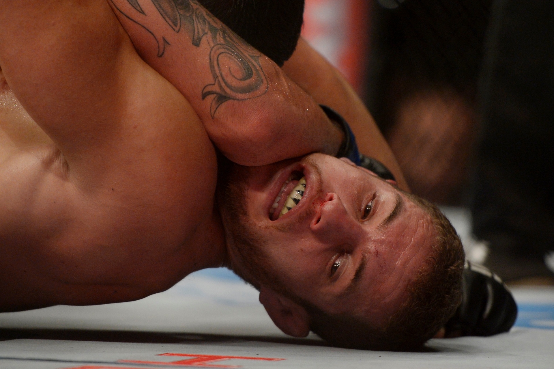 Wagnão em apuros, levando cotoveladas do americano - Alexandre Loureiro / Inovafoto