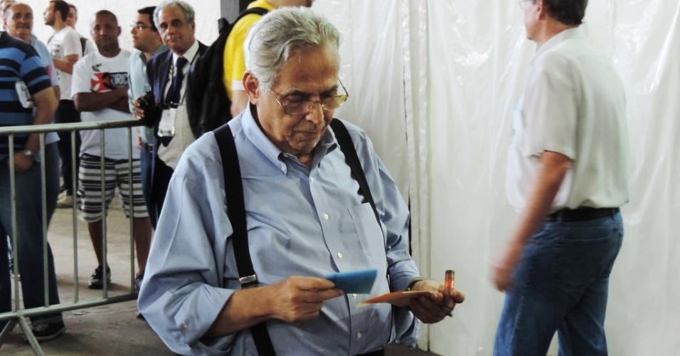 Eurico Miranda fuma charuto enquanto vota durante as eleições presidenciais do Vasco