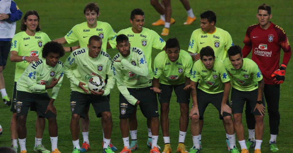 Jogadores da seleção brasileira posam para foto antes de rachão em treino na Turquia e Neymar brinca com Miranda