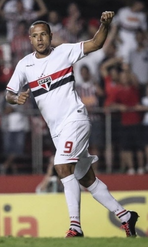 Luis Fabiano comemora gol do São Paulo contra o Inter pelo Brasileirão