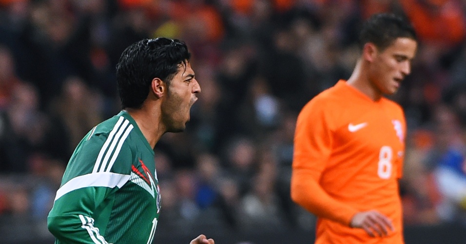Vela comemora o gol do México contra a Holanda
