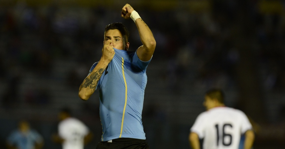 13.nov.2014  - Jose Maria Gimenez beija a camisa após marcar para o Uruguai contra a Costa Rica