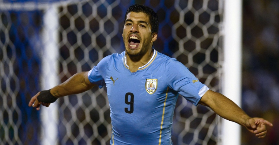 13.nov.2014 - Luis Suárez comemora após marcar para o Uruguai no amistoso contra a Costa Rica