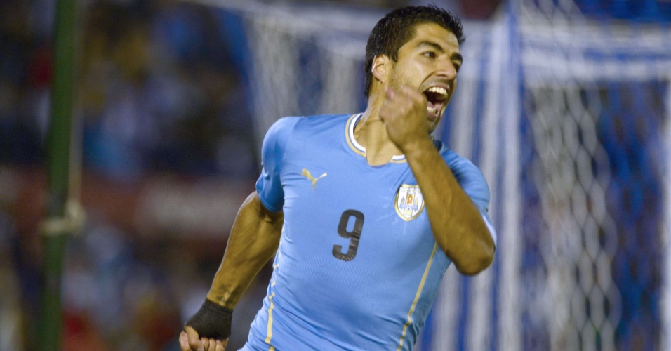 13.nov.2014 - Luis Suárez comemora após marcar para o Uruguai no amistoso contra a Costa Rica