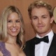 Nico Rosberg chega para a premiação Bambi, uma tradicional festa para escolher os melhores no ano da televisão e mídia alemã, ao lado de sua namorada Vivian Sibold - EFE/Britta Pedersen