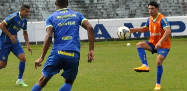 Giuliano (d) retoma treinamentos pelo Grêmio após tratamento - Marinho Saldanha/UOL