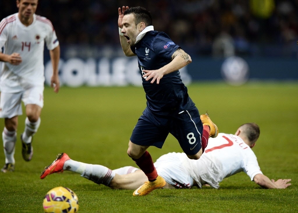 Ansi Agolli, da Albânia, derrubao francês Valbuena durante amistoso disputado em Rennes - AFP PHOTO / FRANCK FIFE