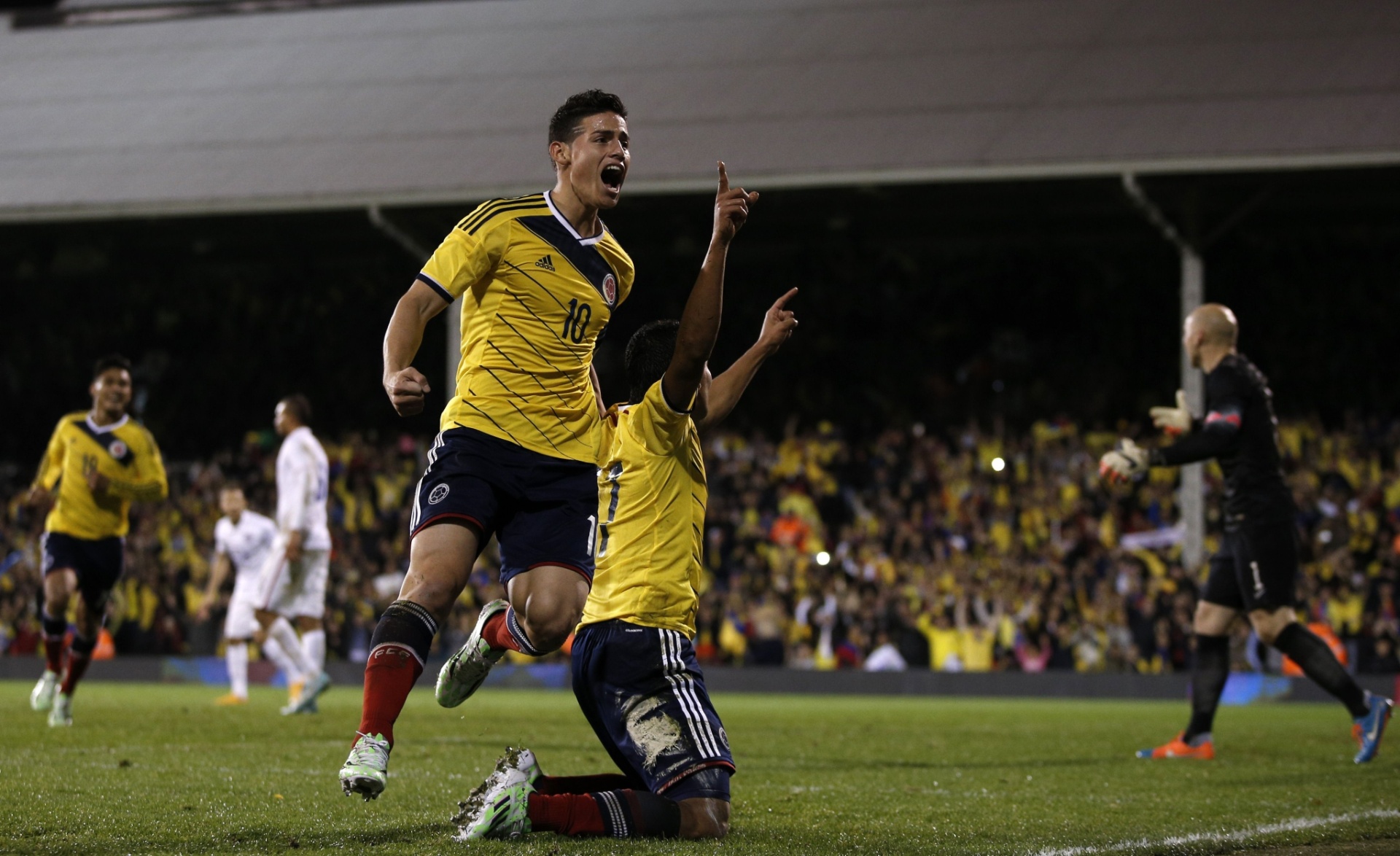 Carlos Bacca (abaixado) e James Rodríguez comemoram gol da Colômbia no amistoso contra os Estados Unidos - AFP PHOTO /ADRIAN DENNIS