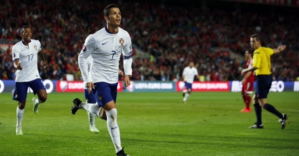 Cristiano Ronaldo comemora gol da vitória de Portugal sobre a Albânia pelo Grupo I das Eliminatórias da Eurocopa-2016