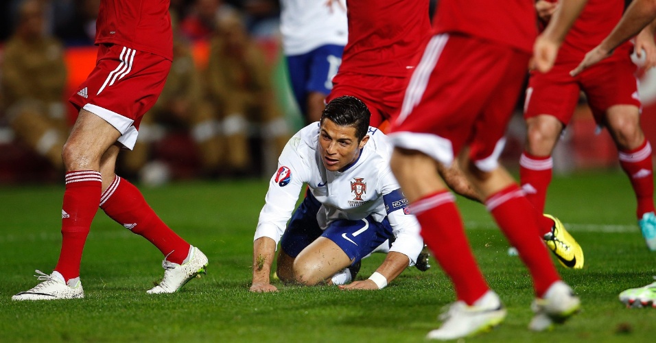 Cristiano Ronaldo fica no chão durante partida entre Portugal e Armênia pelo Grupo I das Eliminatórias da Eurocopa