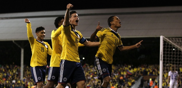 James Rodríguez (c), Carlos Bacca (d) e Cuadrado (atrás) superam valor de brasileiros - AFP Photo/Adrian Dennis