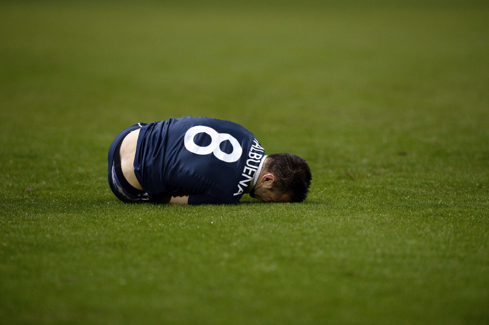 Mathieu Valbuena fica no chão após ser atingido por jogador da Albânia em amistoso - AFP PHOTO / FRANCK FIFE