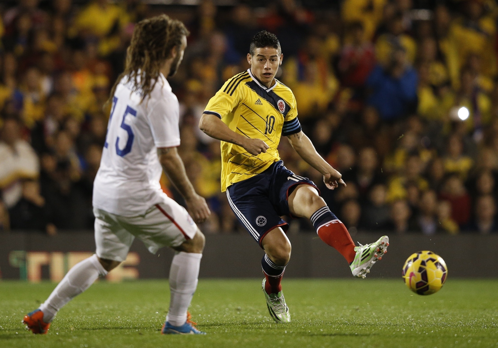 Observado por Kyle Becherman, James Rodríguez toca a bola durante amistoso entre Colômbia e Estados Unidos em Londres - AFP PHOTO /ADRIAN DENNIS