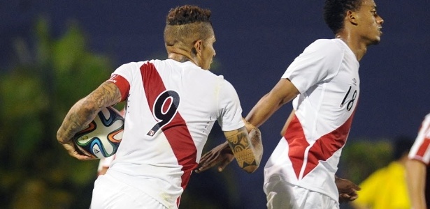 Paolo Guerrero em ação pela seleção do Peru, contra o Paraguai - AFP PHOTO / Norberto Duarte