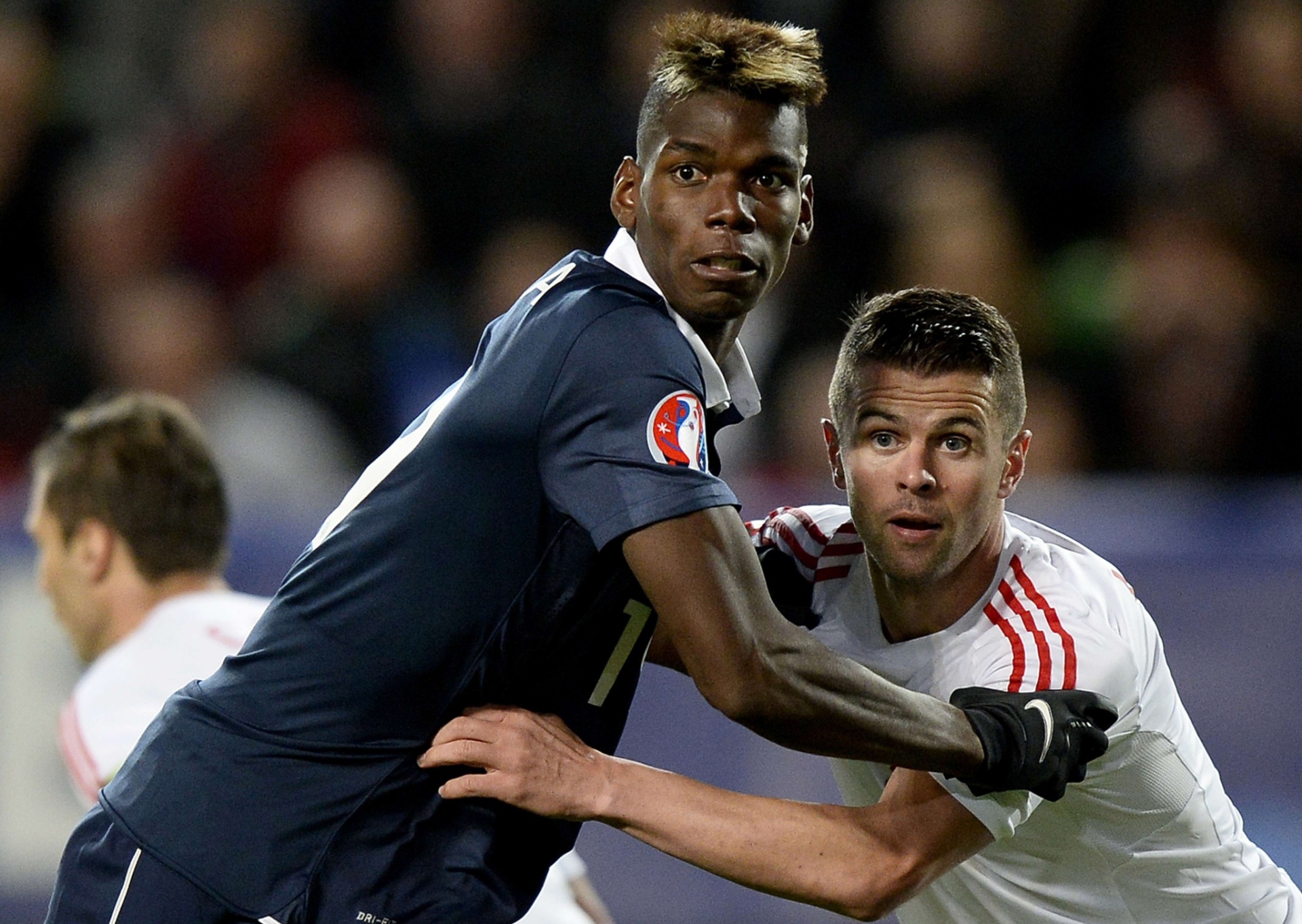 Paul Pogba e Andi Lila disputam lance durante amistoso entre França e Albânia em Rennes - AFP PHOTO / FRANCK FIFE