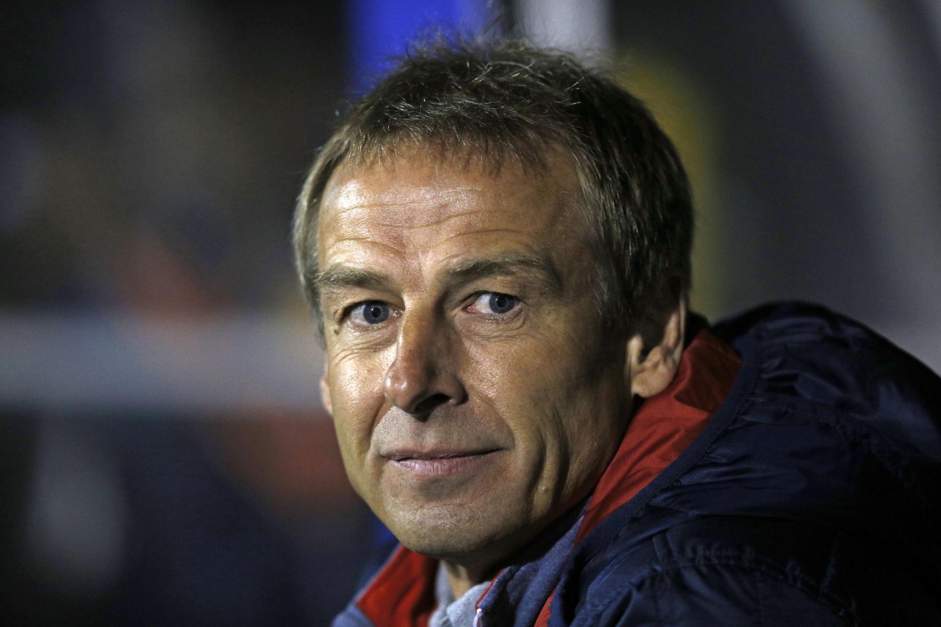 Técnico dos Estados Unidos, Jürgen Klinsmann, observa sua equipe no amistoso contra a Colômbia em Londres - AFP PHOTO /ADRIAN DENNIS