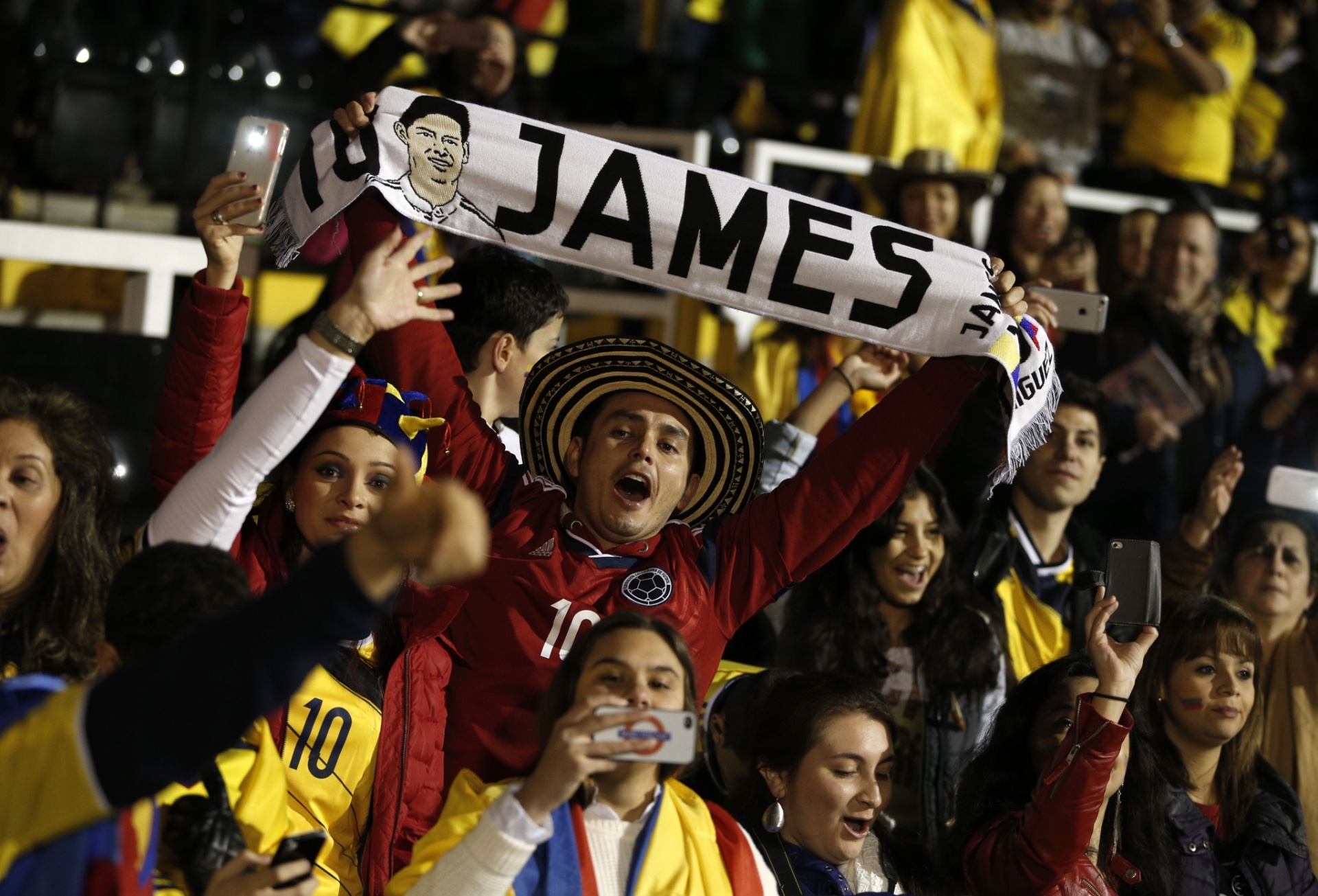 Torcida exalta James Rodríguez na partida entre Colômbia e Estados Unidos em - AFP PHOTO /ADRIAN DENNIS