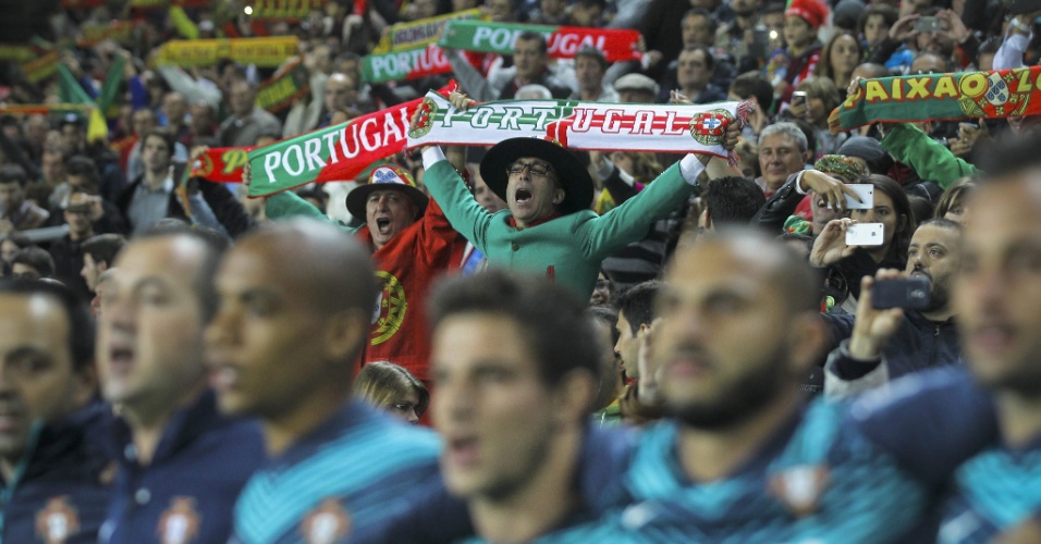 Torcida portuguesa canta hino antes da partida contra Armênia, em Faro, pelo Grupo I