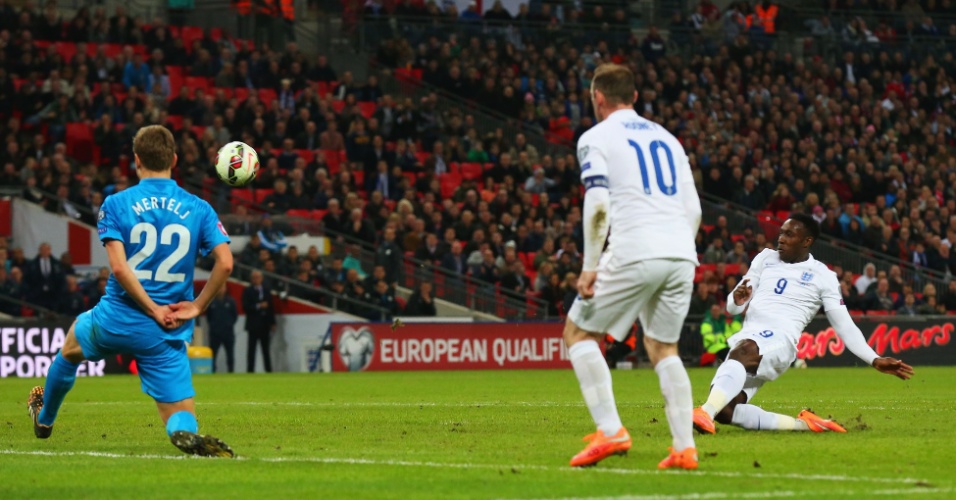 Danny Welbeck marca o segundo gol da Inglaterra diante da Eslovênia