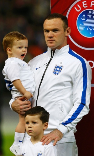 Homenageado, Wayne Rooney entrou em campo com filhos Klay (no colo) e Kai (em pé) antes do jogo da Inglaterra