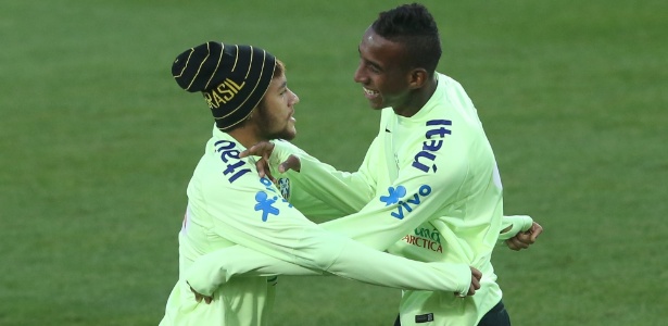 Neymar e Talisca treinaram no frio de Viena na tarde deste sábado (15/11/2014) - Bruno Domingos/Mowa Press