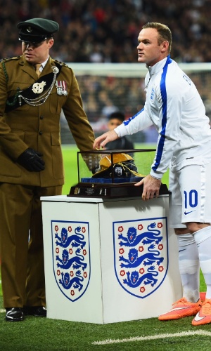 Wayne Rooney é homenageado em seu 100º jogo pela seleção da Inglaterra; neste sábado, o time encara a Eslovênia
