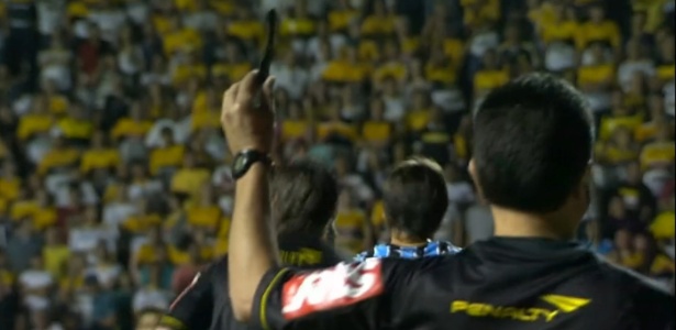 Ássistente mostra haste de óculos atirada no gramado em partida entre Criciúma e Grêmio - Reprodução/Sportv