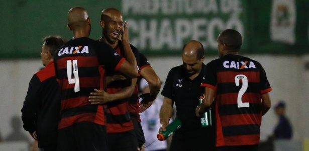 16.11.2014 - Jogadores do Vitória comemoram com Dinei o gol da vitória sobre a Chapecoense - Marcio Cunha/AGIF